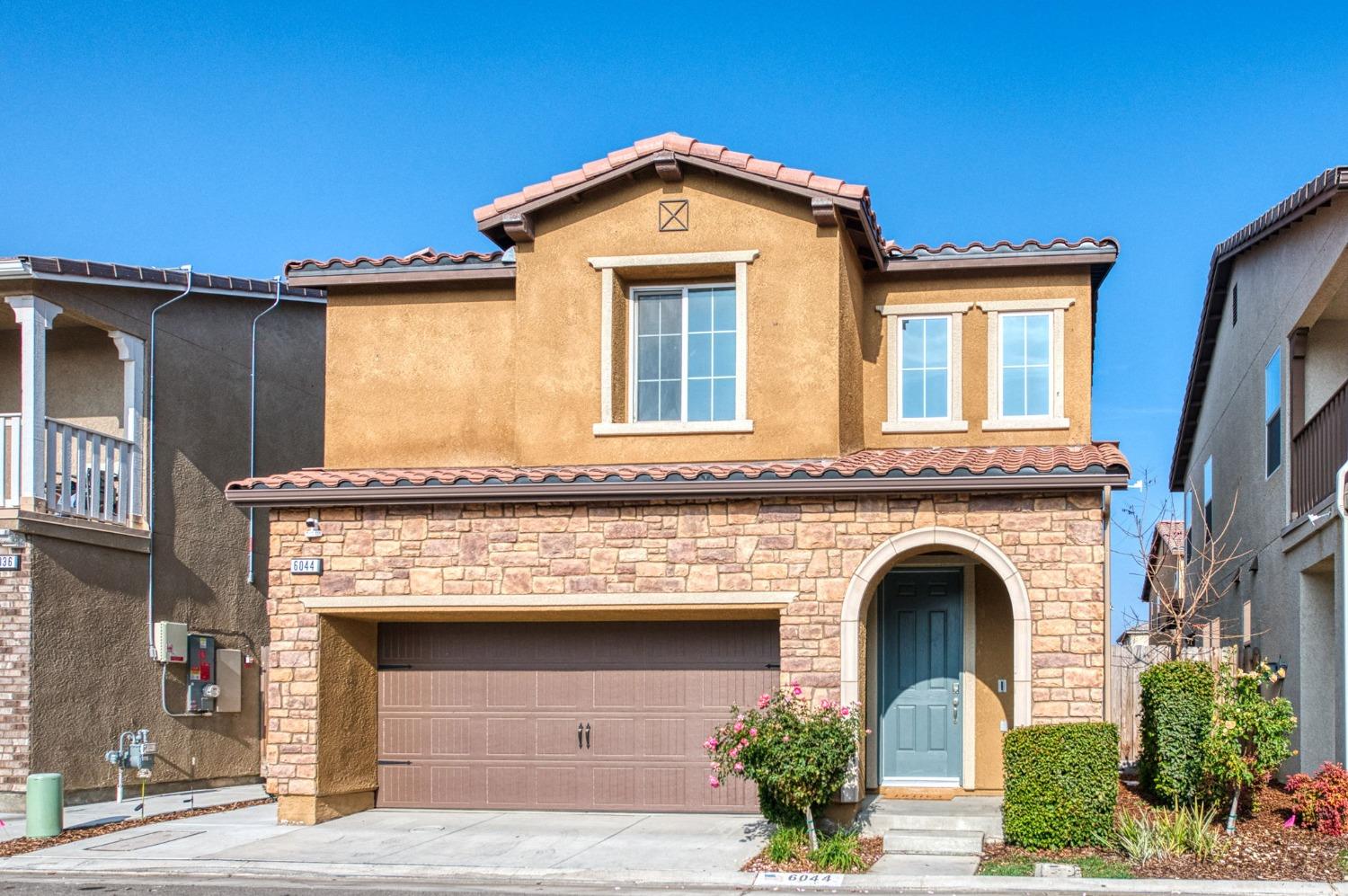 6044 E Bishop Ln, Fresno, CA 93727