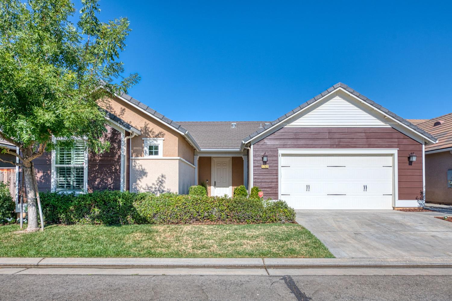 1742 N Broadbent Ln, Clovis, CA 93619