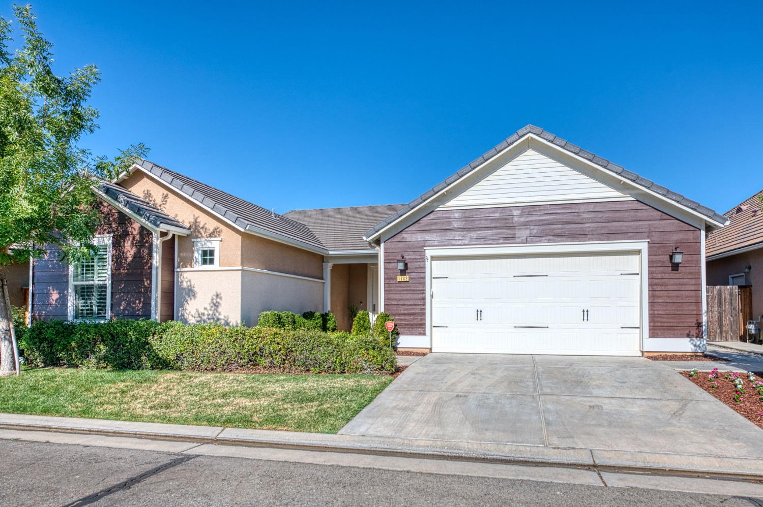 1742 N Broadbent Ln, Clovis, CA 93619