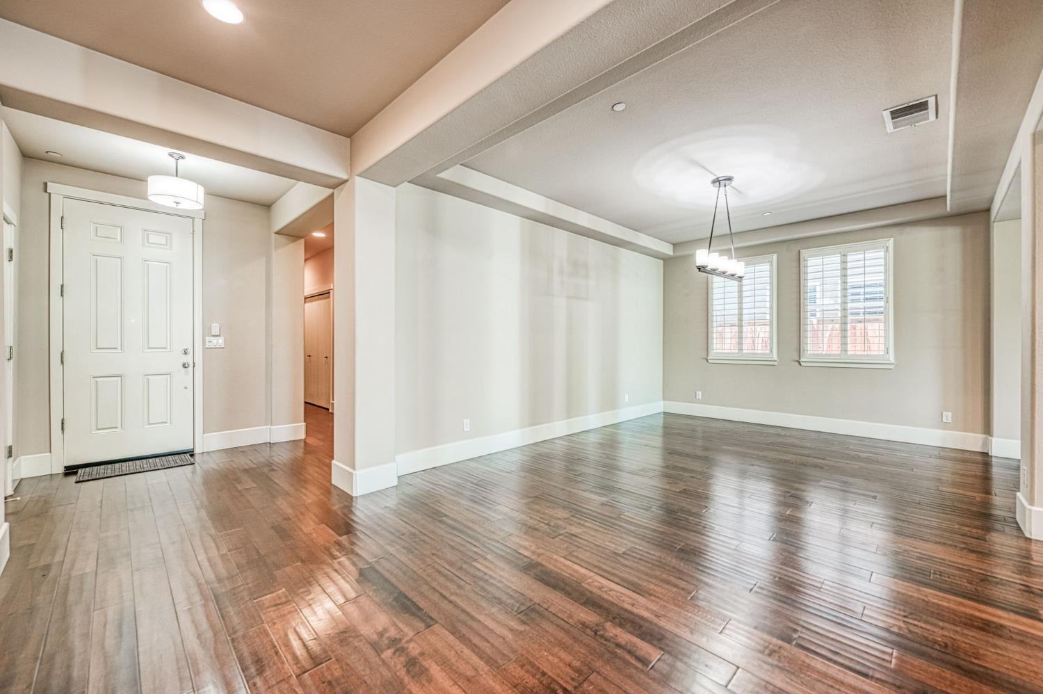 1742 N Broadbent Ln, Clovis, CA 93619