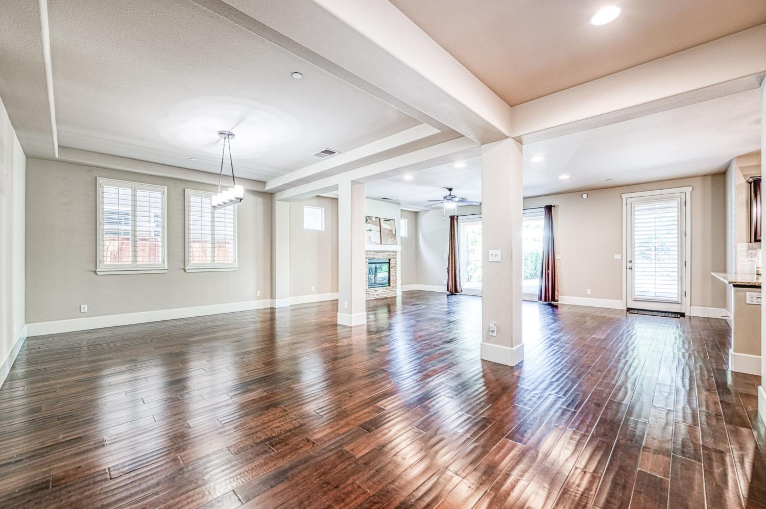 1742 N Broadbent Ln, Clovis, CA 93619