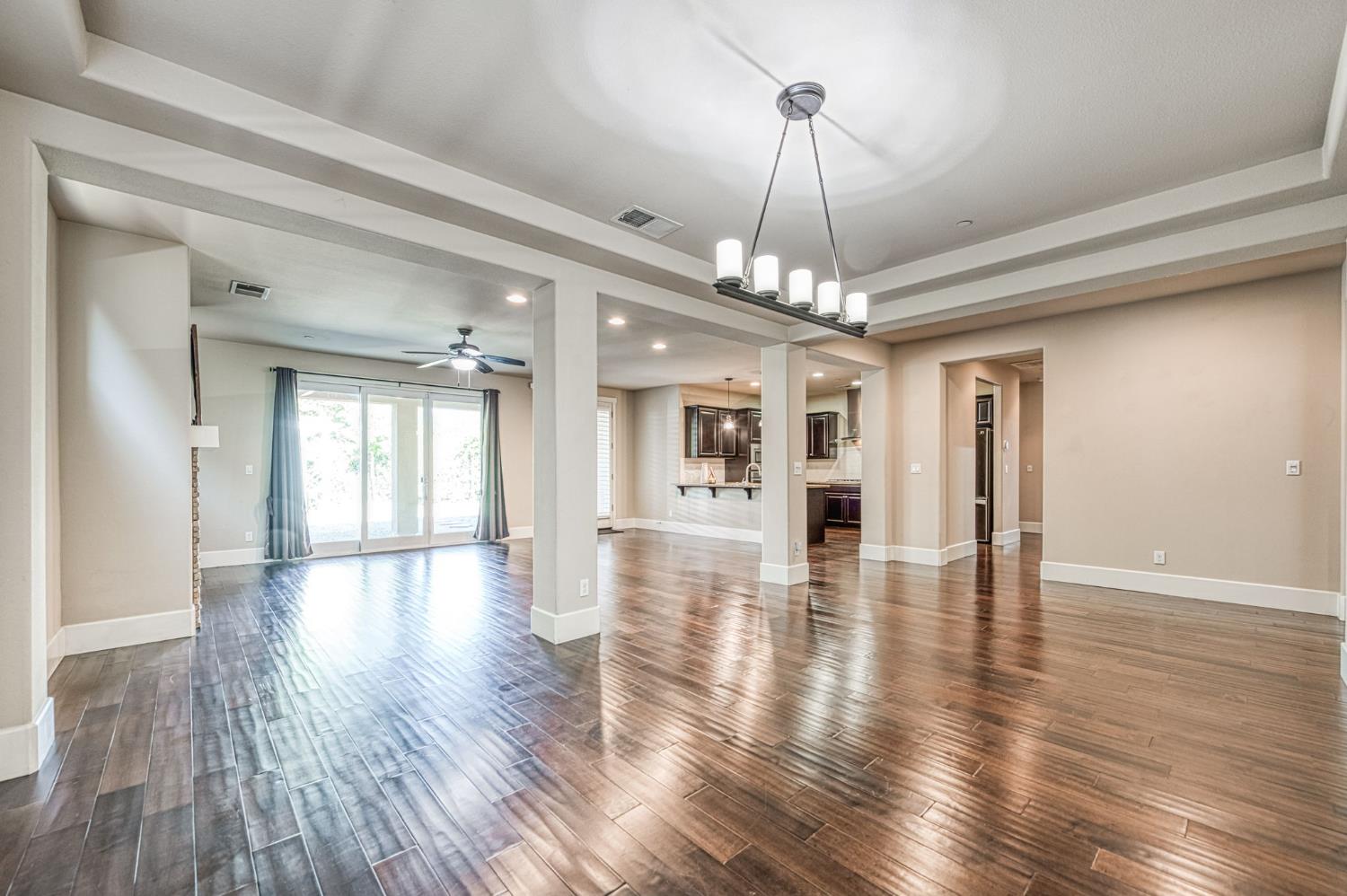 1742 N Broadbent Ln, Clovis, CA 93619