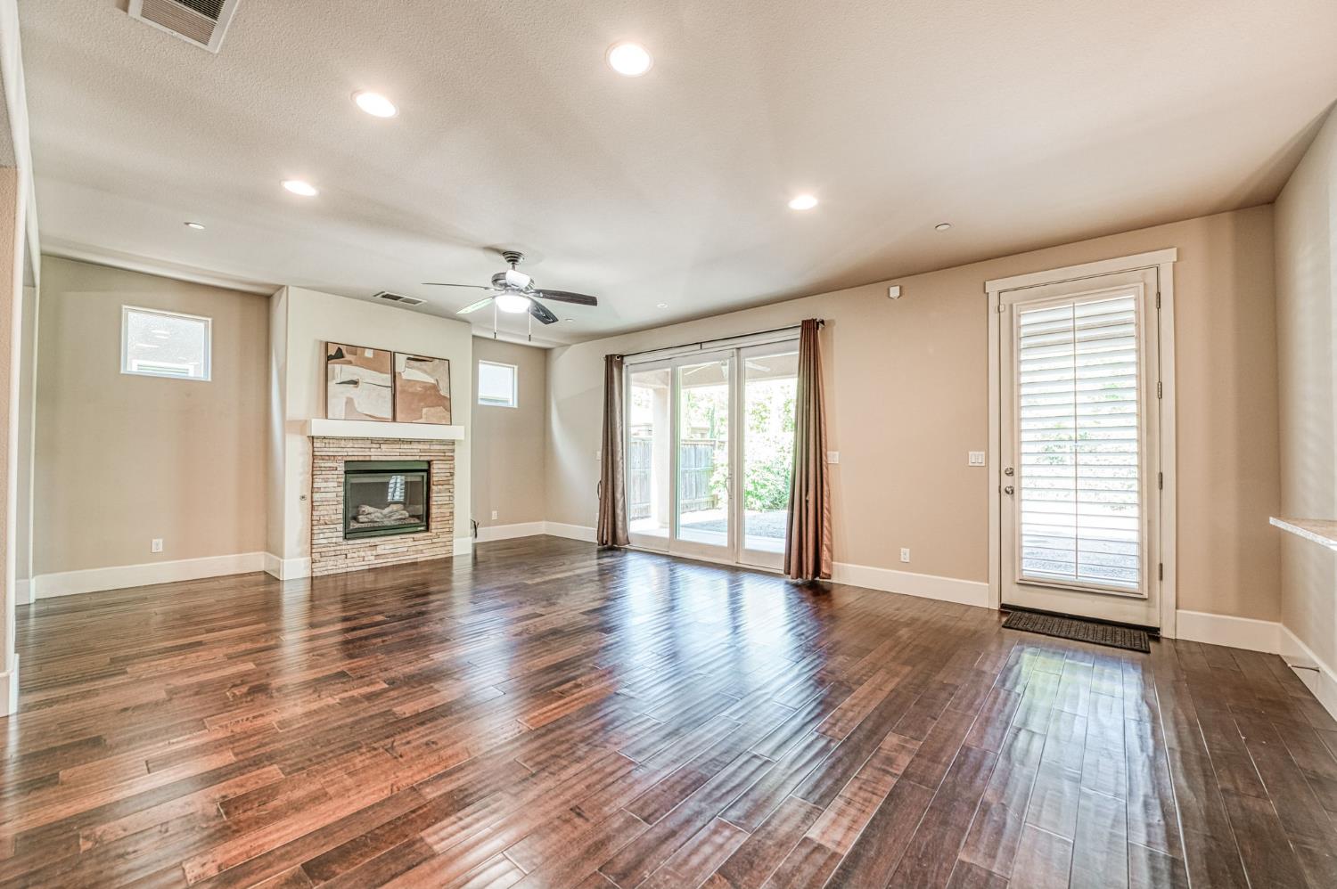 1742 N Broadbent Ln, Clovis, CA 93619