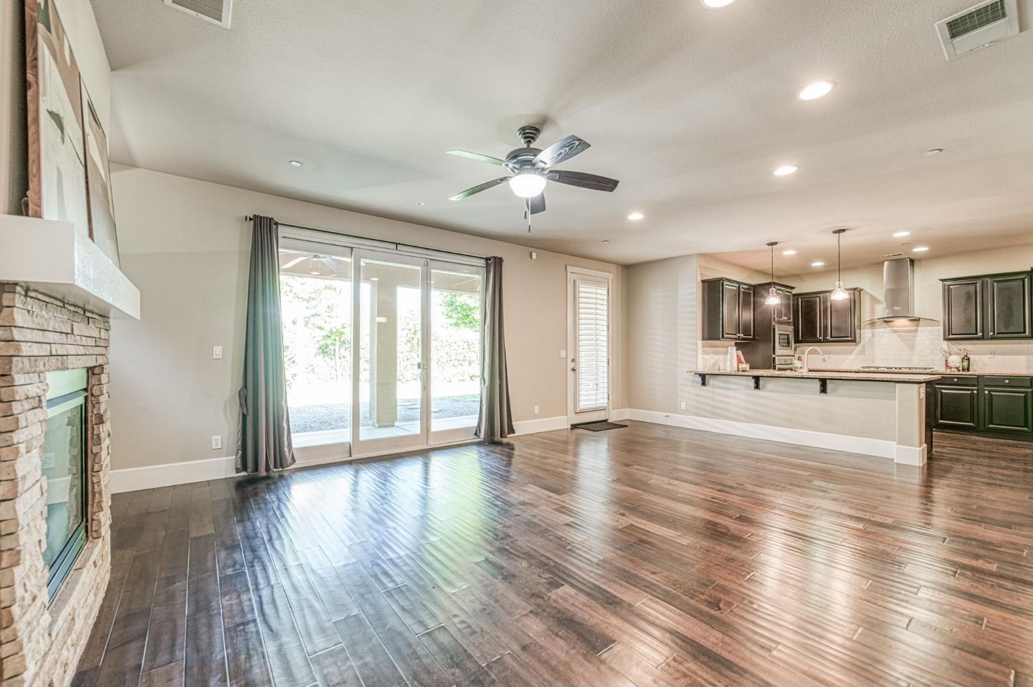 1742 N Broadbent Ln, Clovis, CA 93619