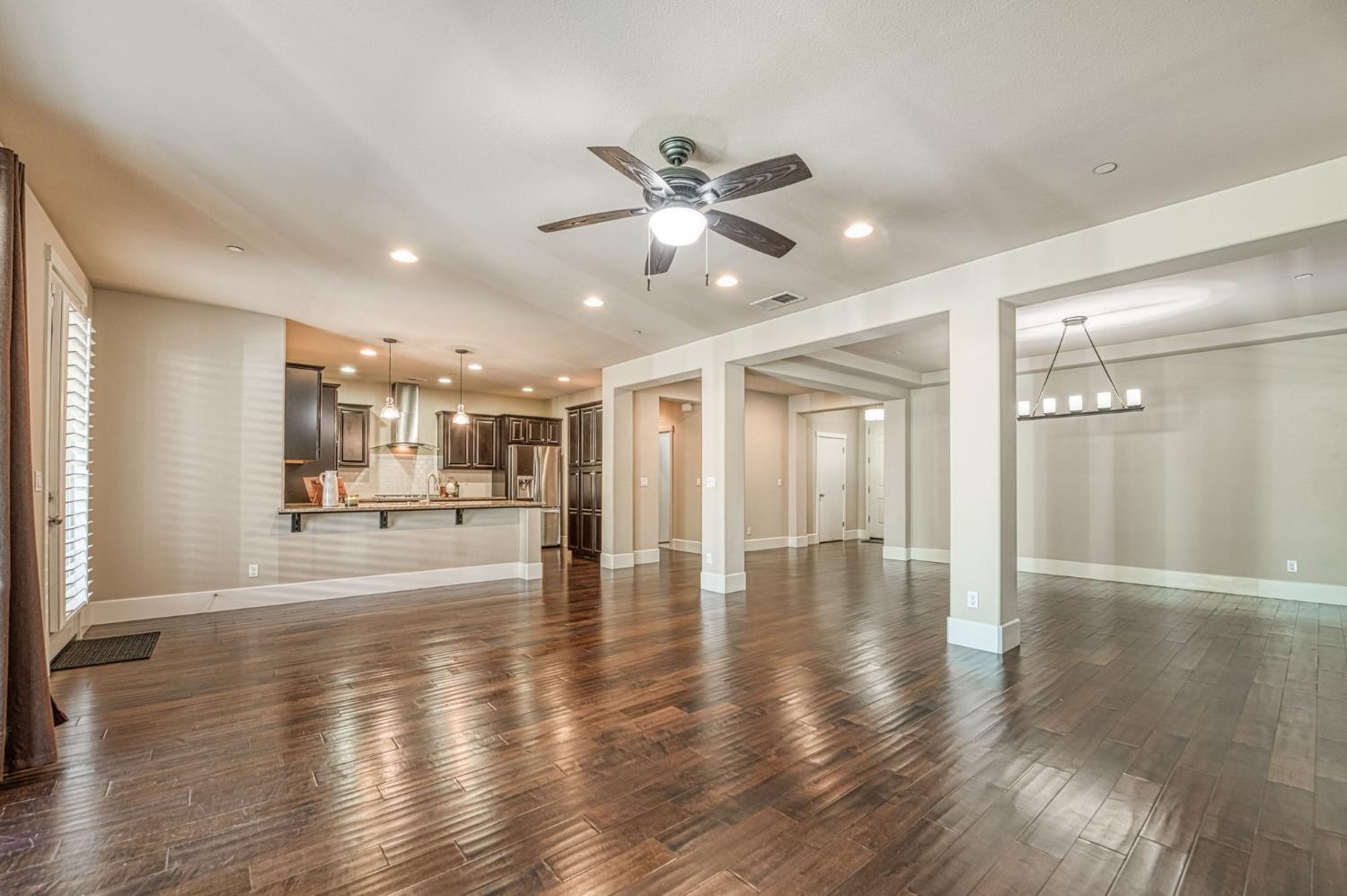 1742 N Broadbent Ln, Clovis, CA 93619