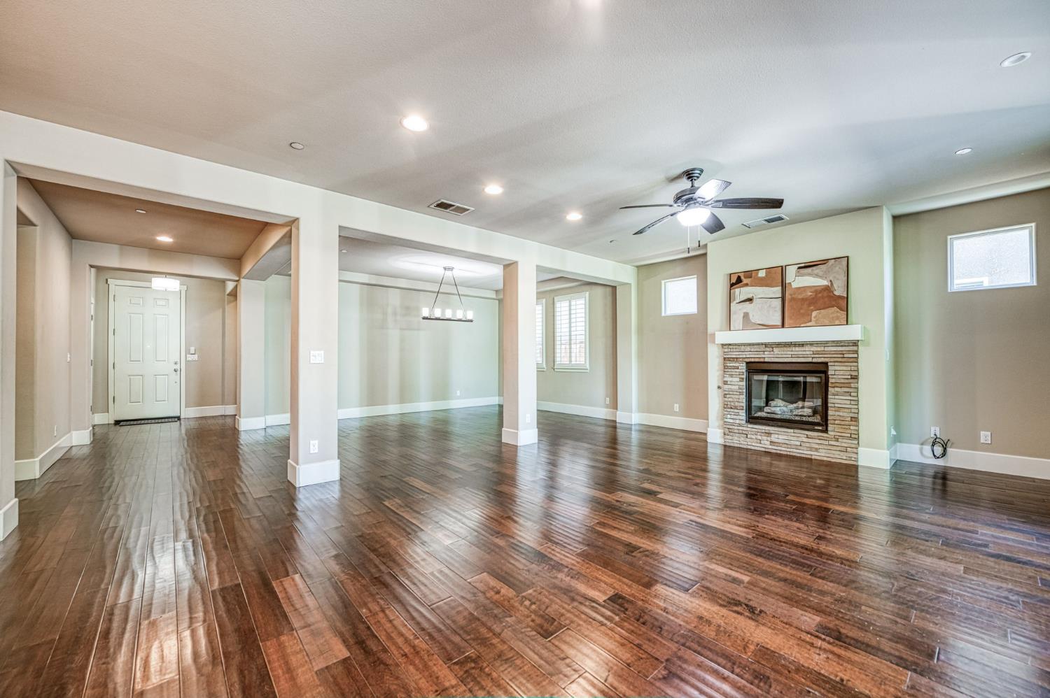 1742 N Broadbent Ln, Clovis, CA 93619