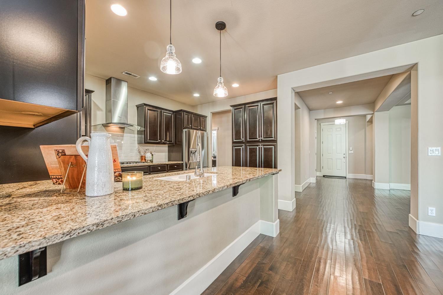 1742 N Broadbent Ln, Clovis, CA 93619