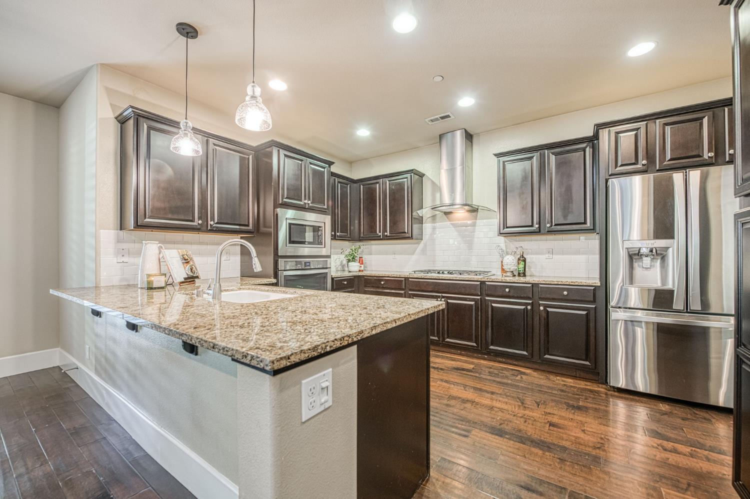 1742 N Broadbent Ln, Clovis, CA 93619