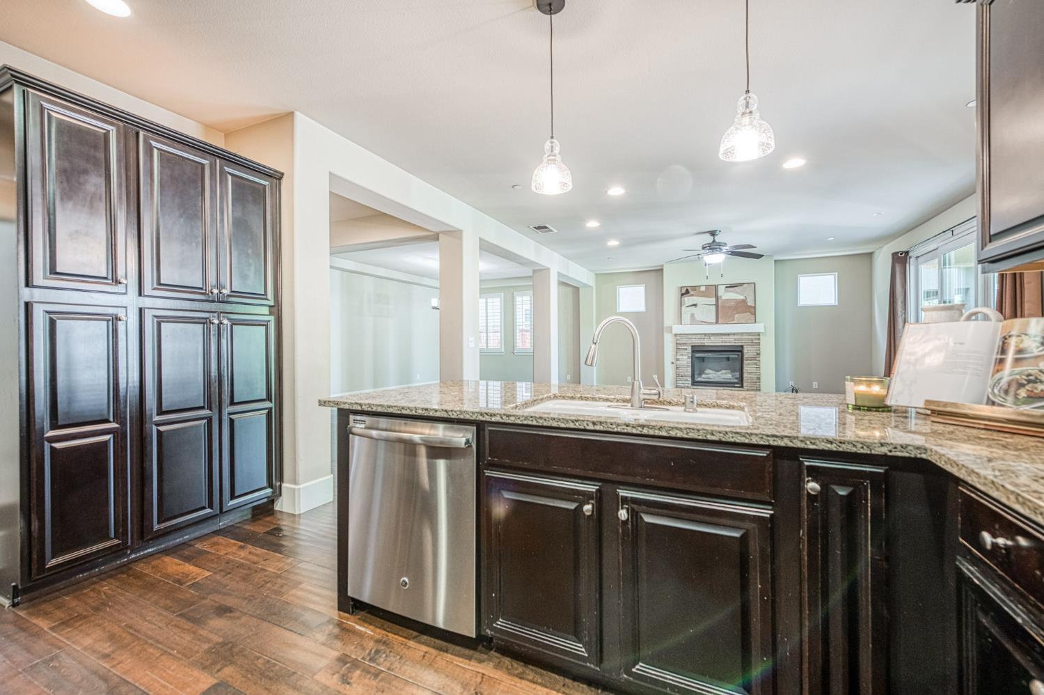 1742 N Broadbent Ln, Clovis, CA 93619