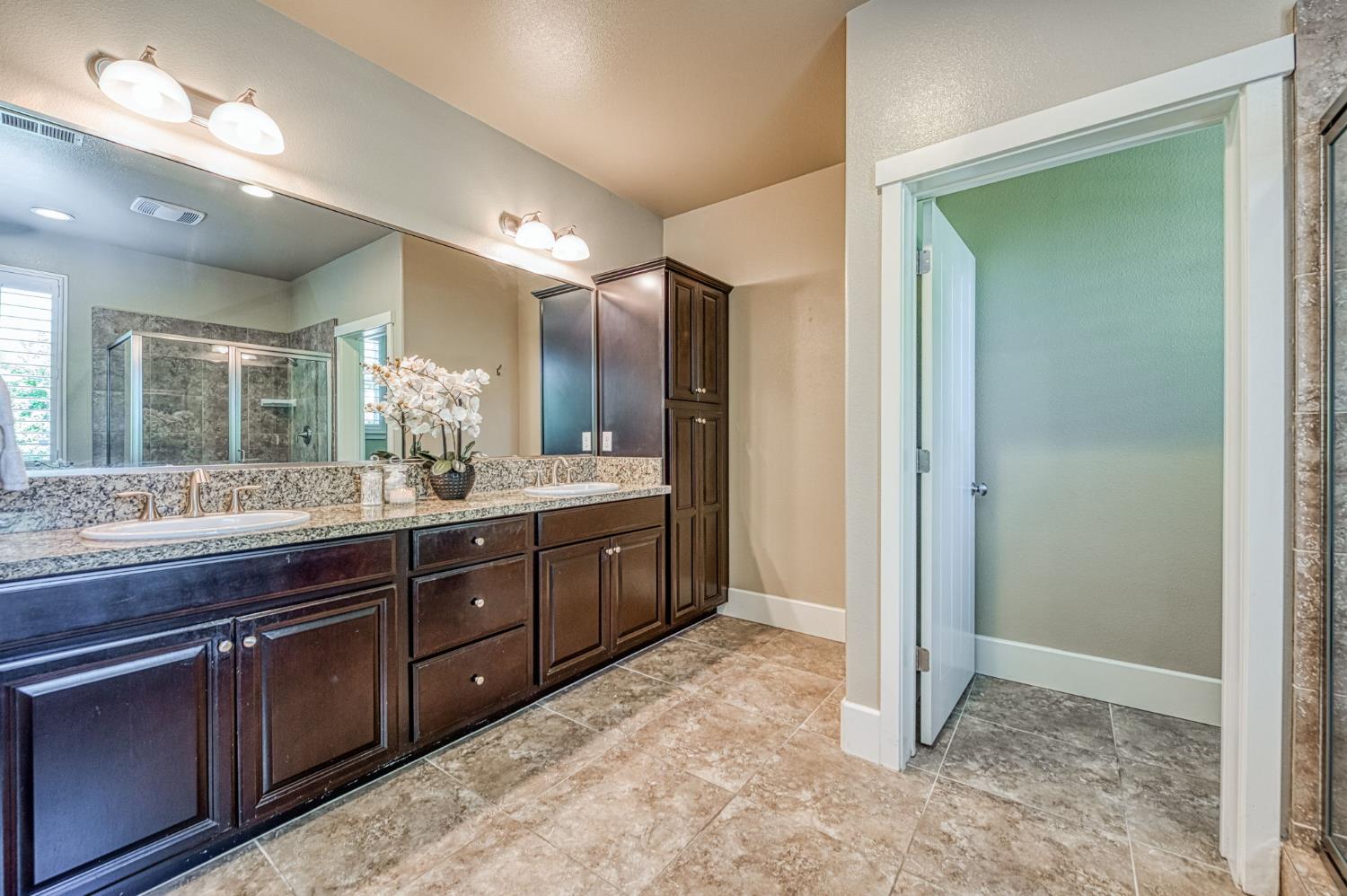 1742 N Broadbent Ln, Clovis, CA 93619
