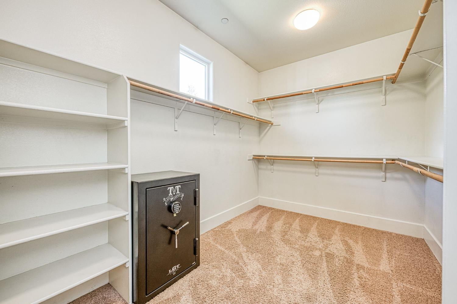1742 N Broadbent Ln, Clovis, CA 93619