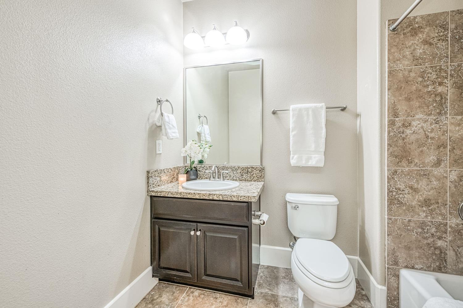 1742 N Broadbent Ln, Clovis, CA 93619