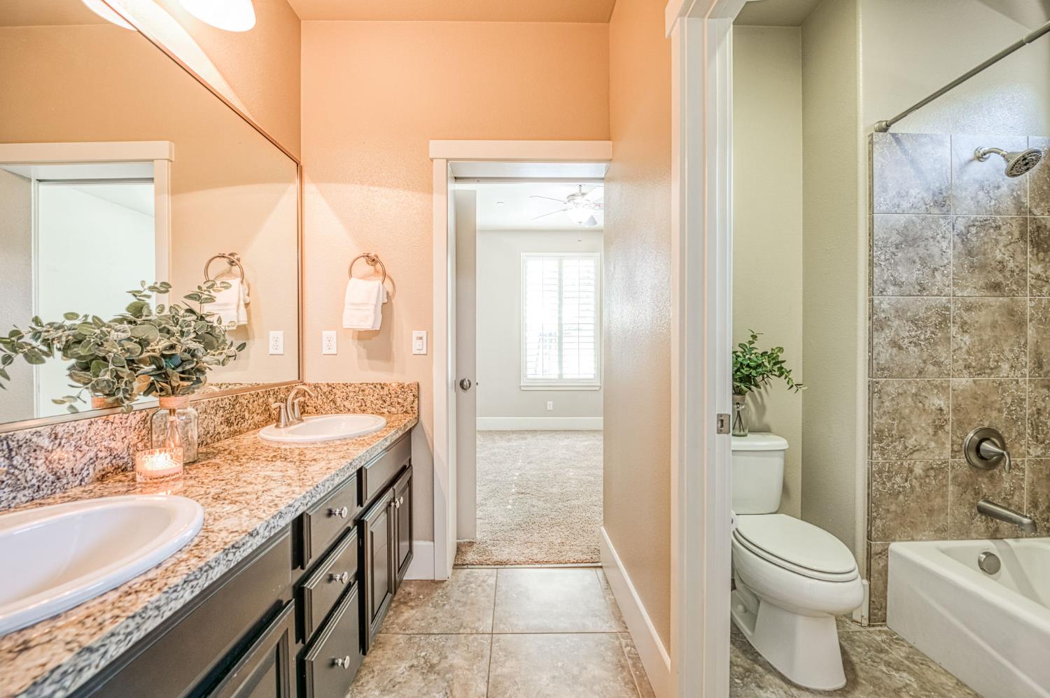 1742 N Broadbent Ln, Clovis, CA 93619