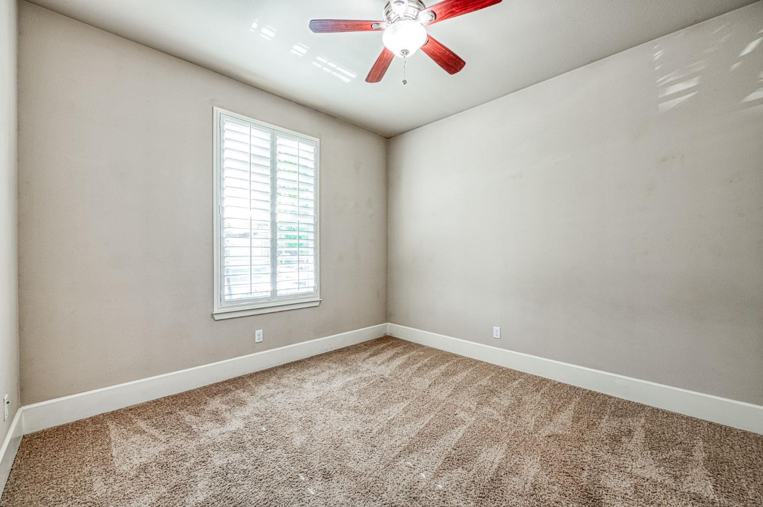 1742 N Broadbent Ln, Clovis, CA 93619