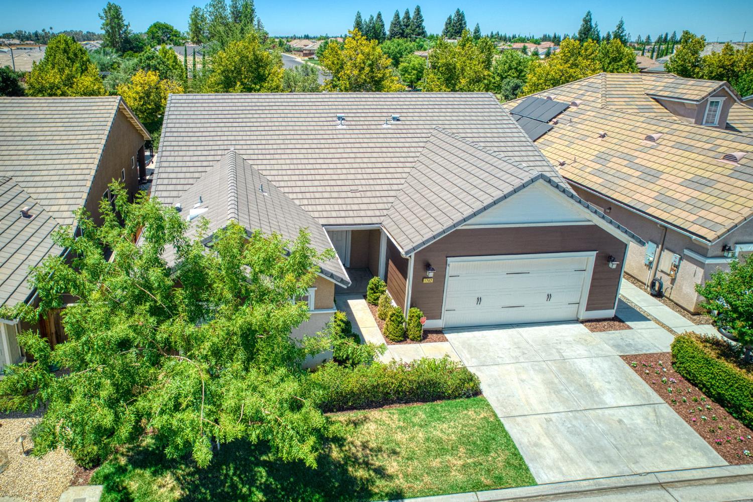 1742 N Broadbent Ln, Clovis, CA 93619