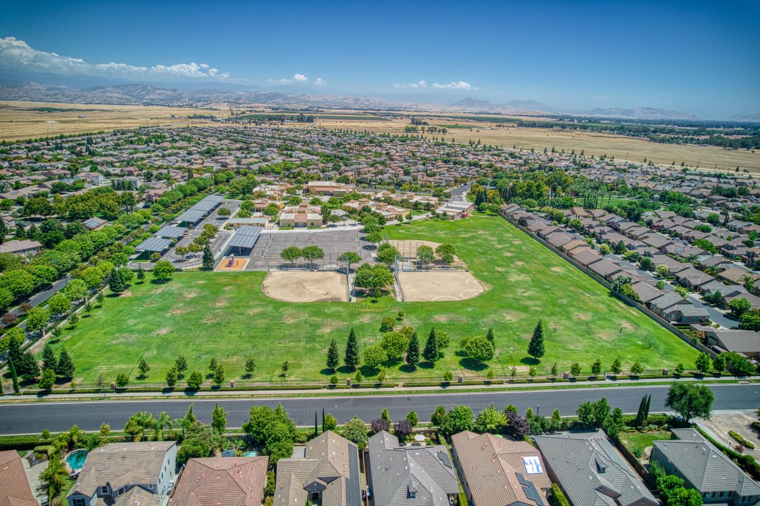 1742 N Broadbent Ln, Clovis, CA 93619
