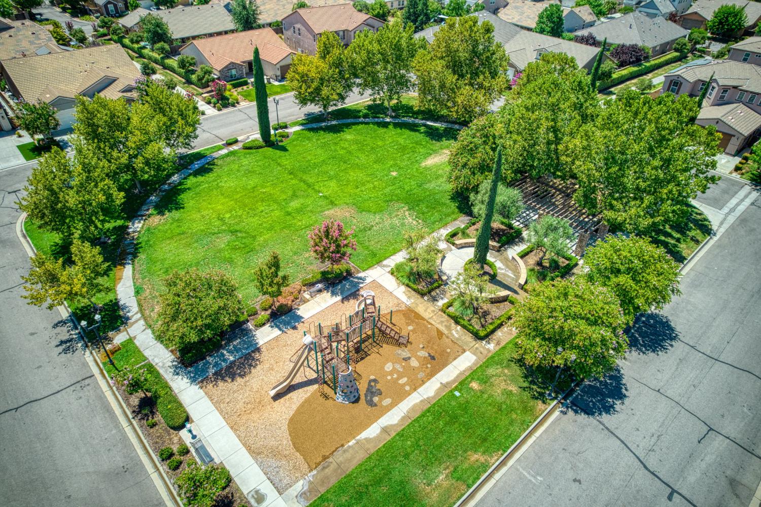 1742 N Broadbent Ln, Clovis, CA 93619