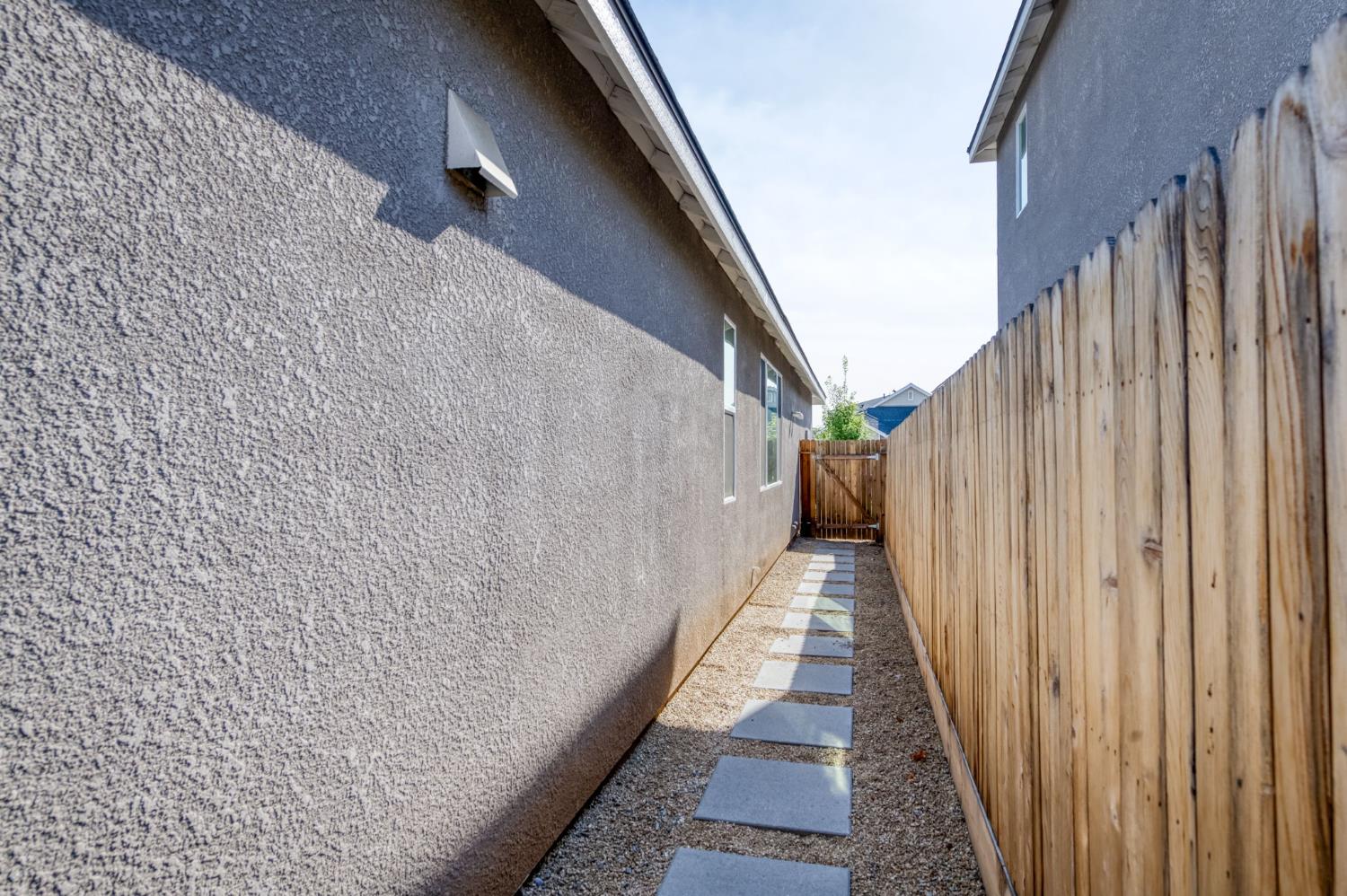 2755 Vahe Ave, Fresno, CA 93727
