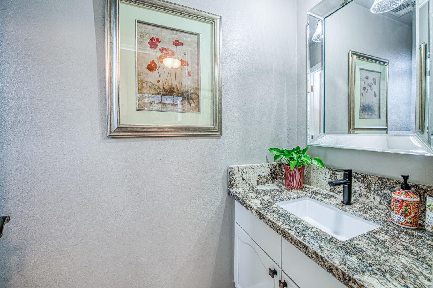 3077 W Pembrook, Fresno, CA 93711