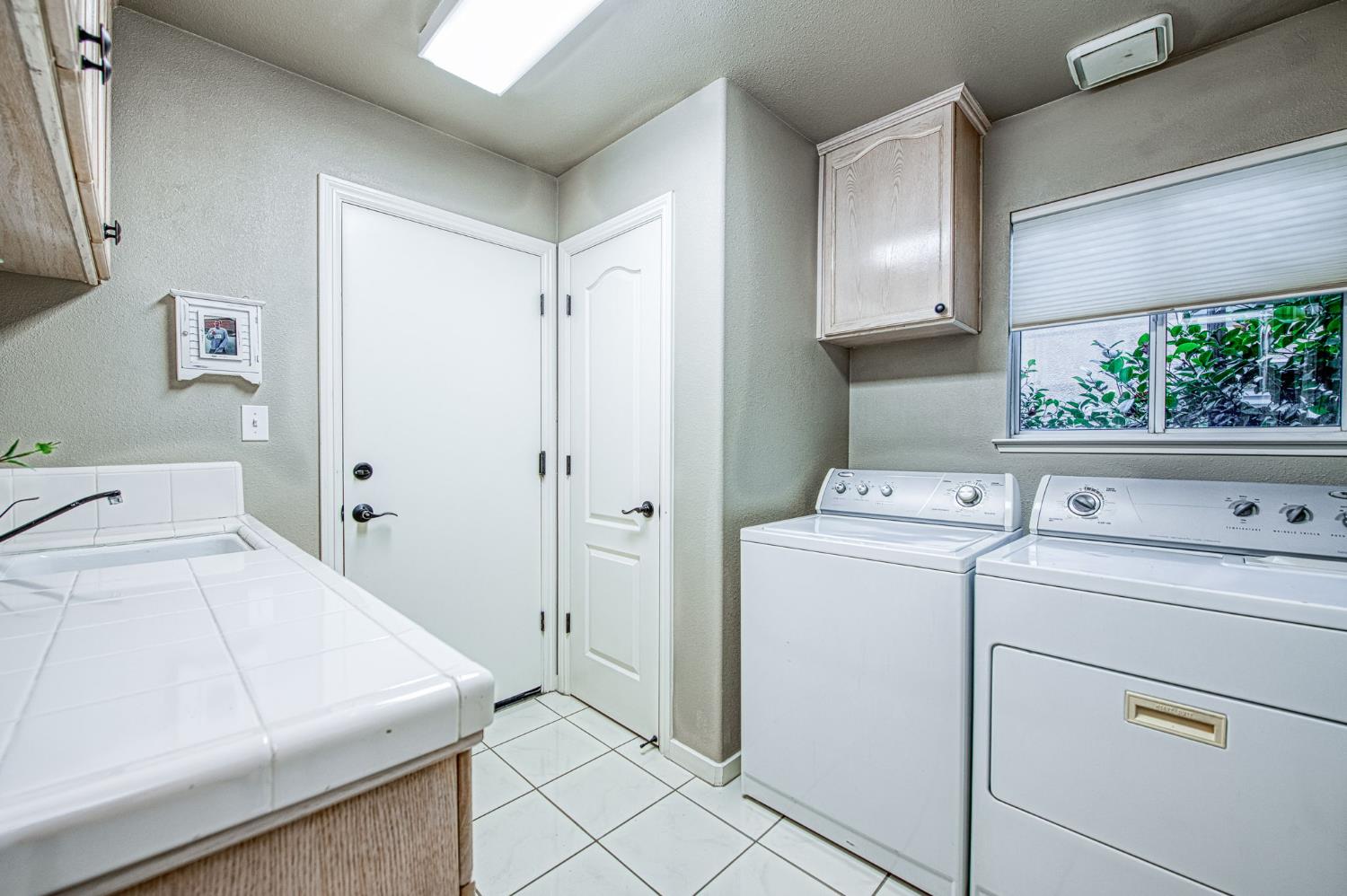 3077 W Pembrook, Fresno, CA 93711