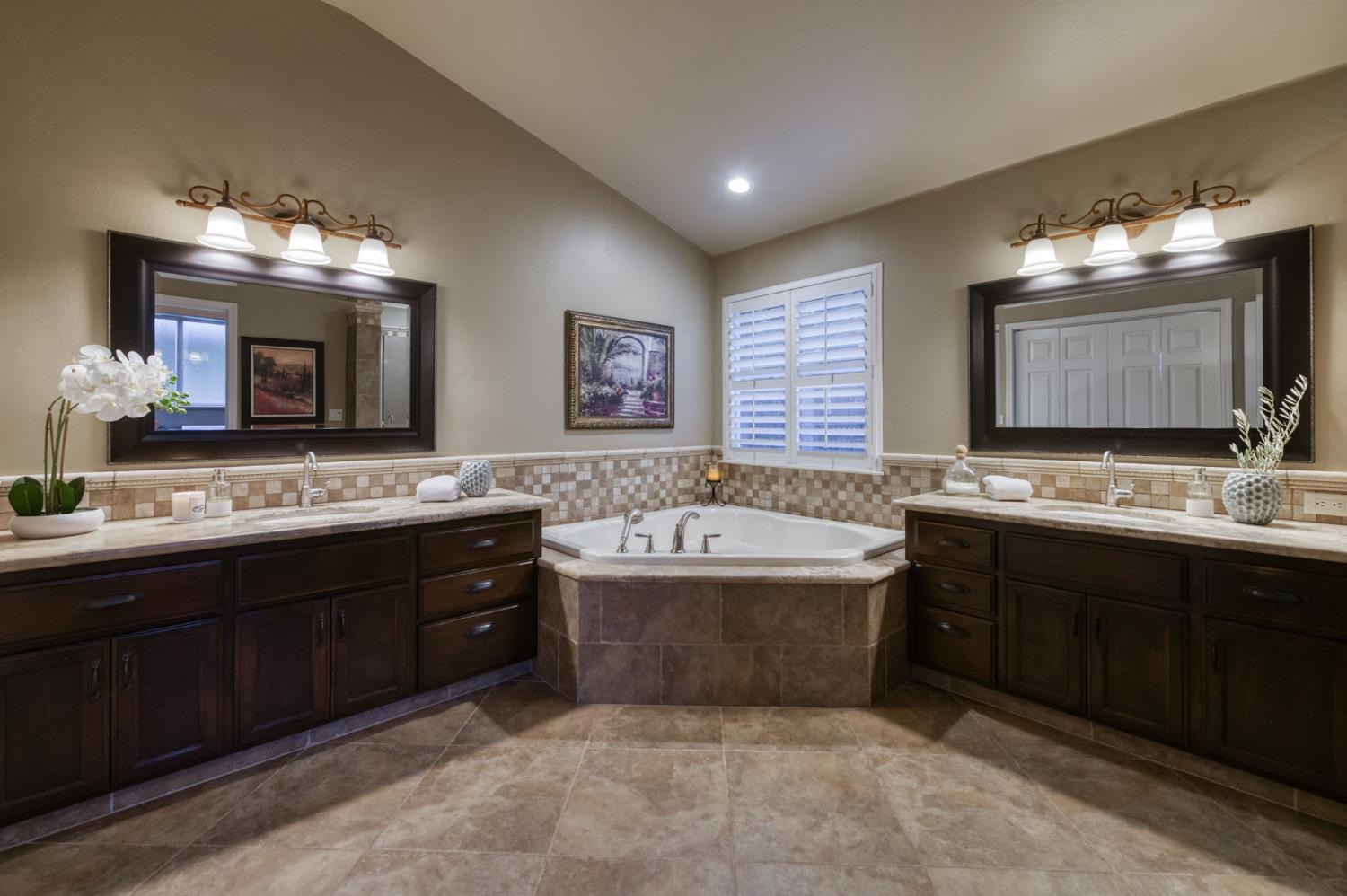 2176 E Niles Ave, Fresno, CA 93720