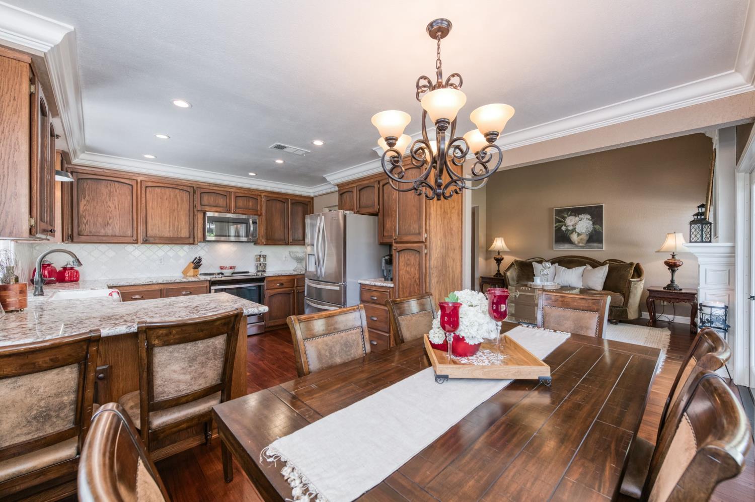 2051 Los Altos Ave, Clovis, CA 93611