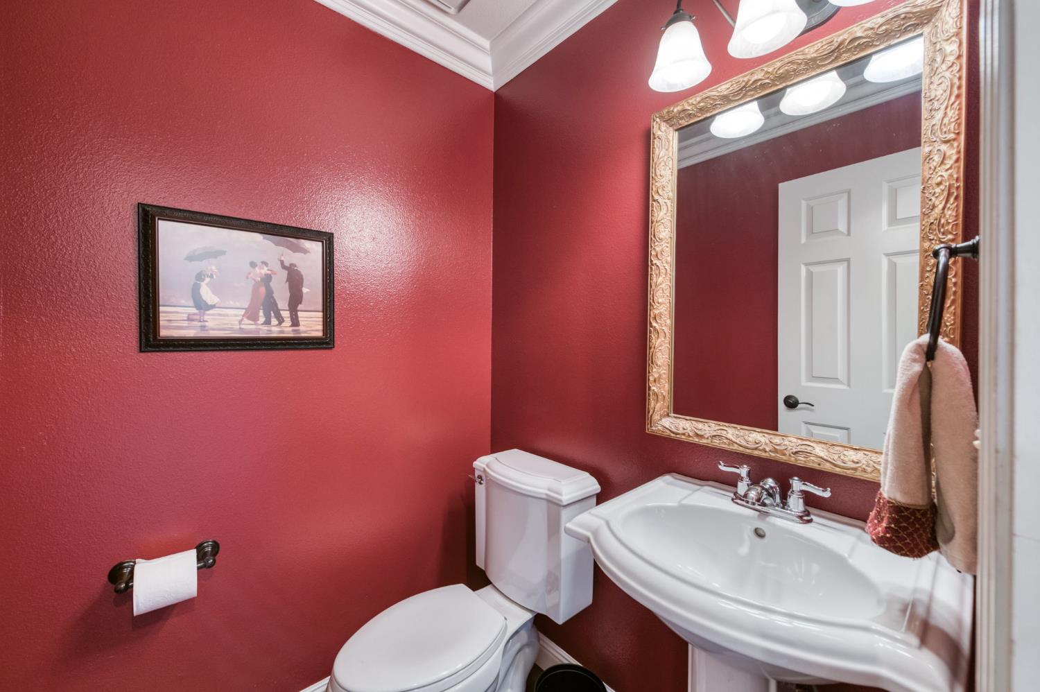 2051 Los Altos Ave, Clovis, CA 93611