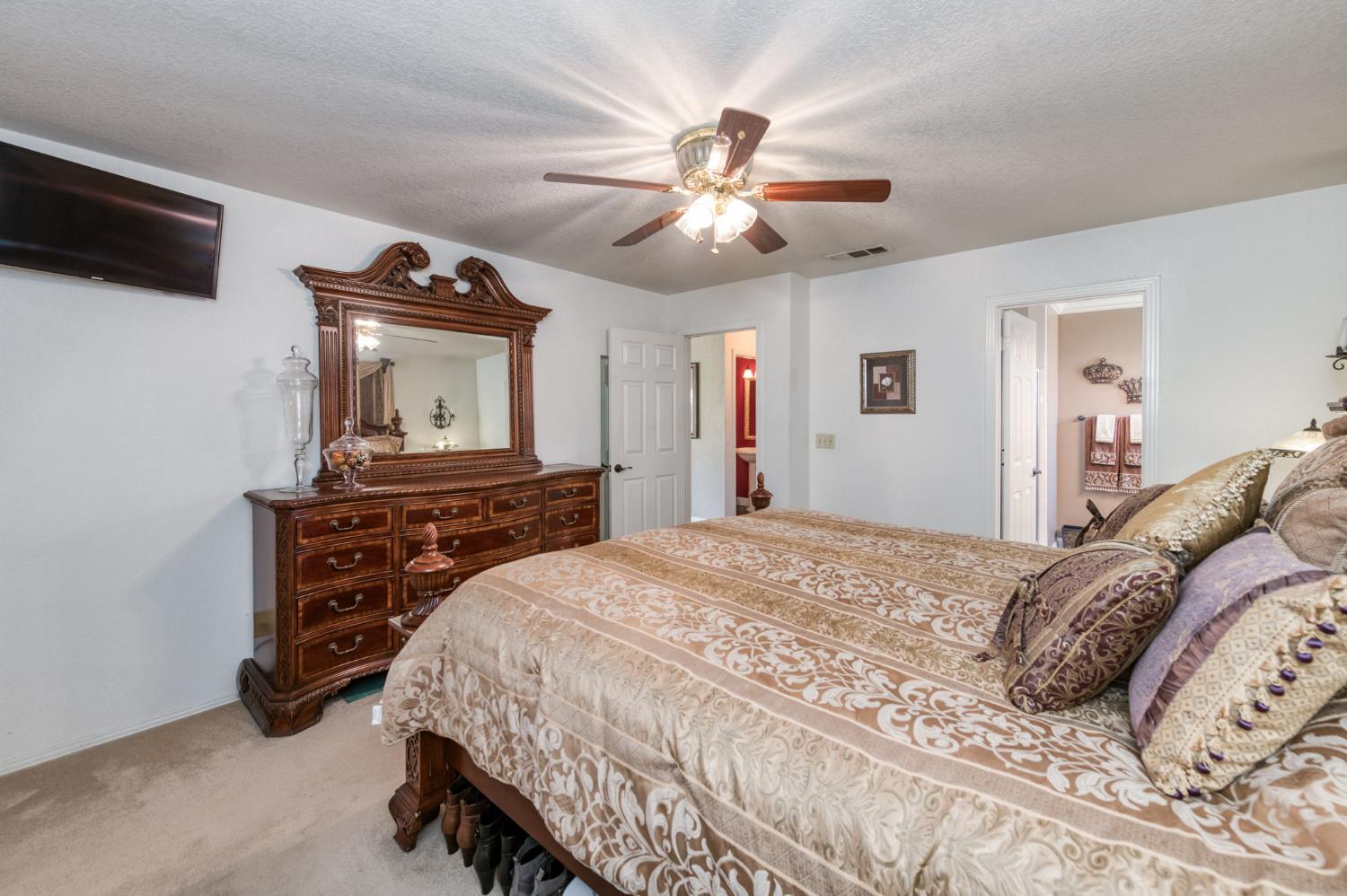 2051 Los Altos Ave, Clovis, CA 93611