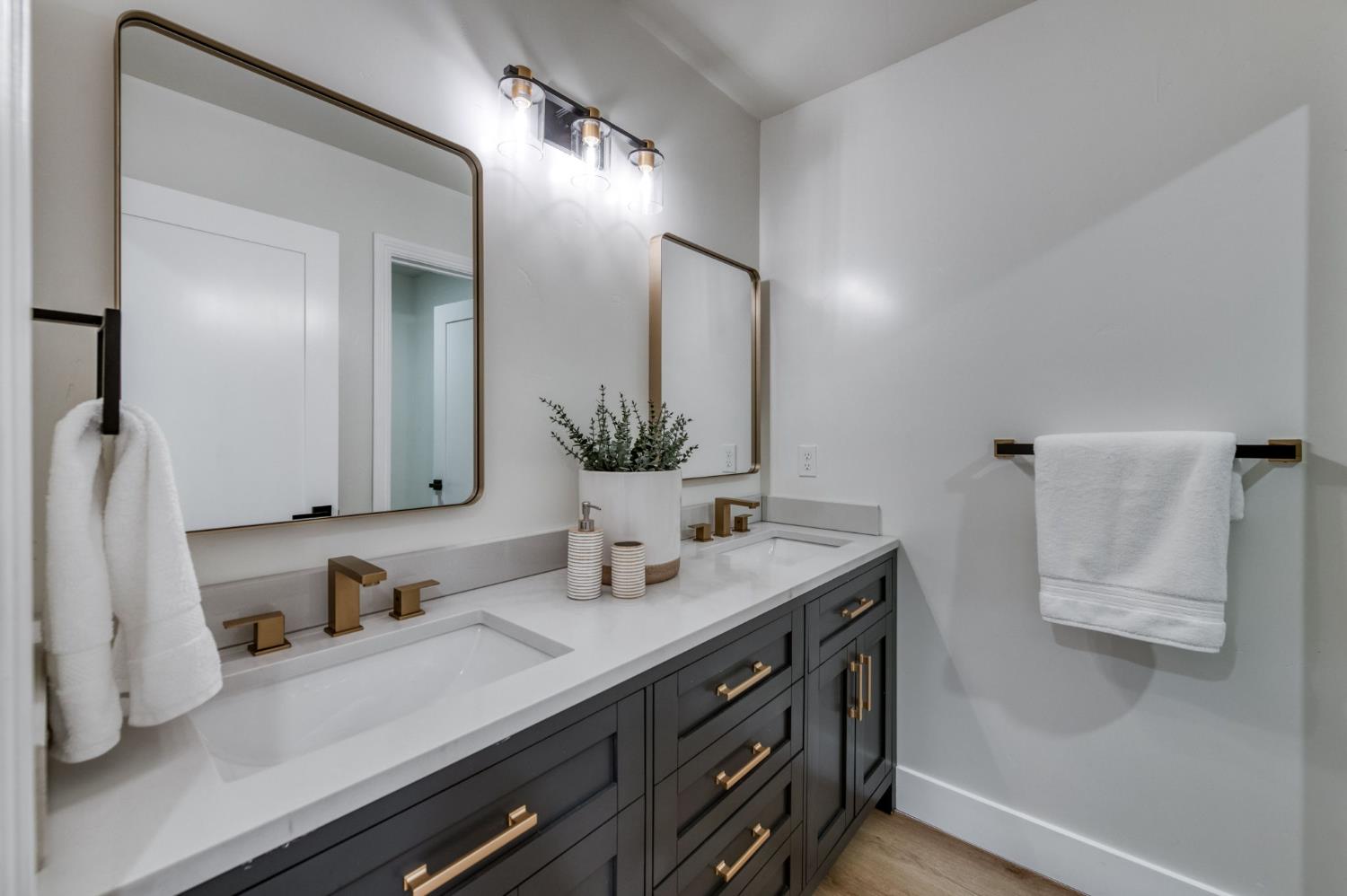 2511 W Barstow Ave, Fresno, CA 93711