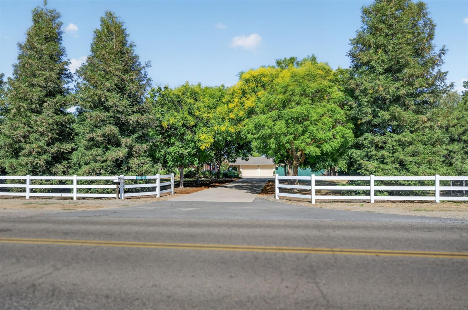 9198 N Fowler Ave, Clovis, CA 93619