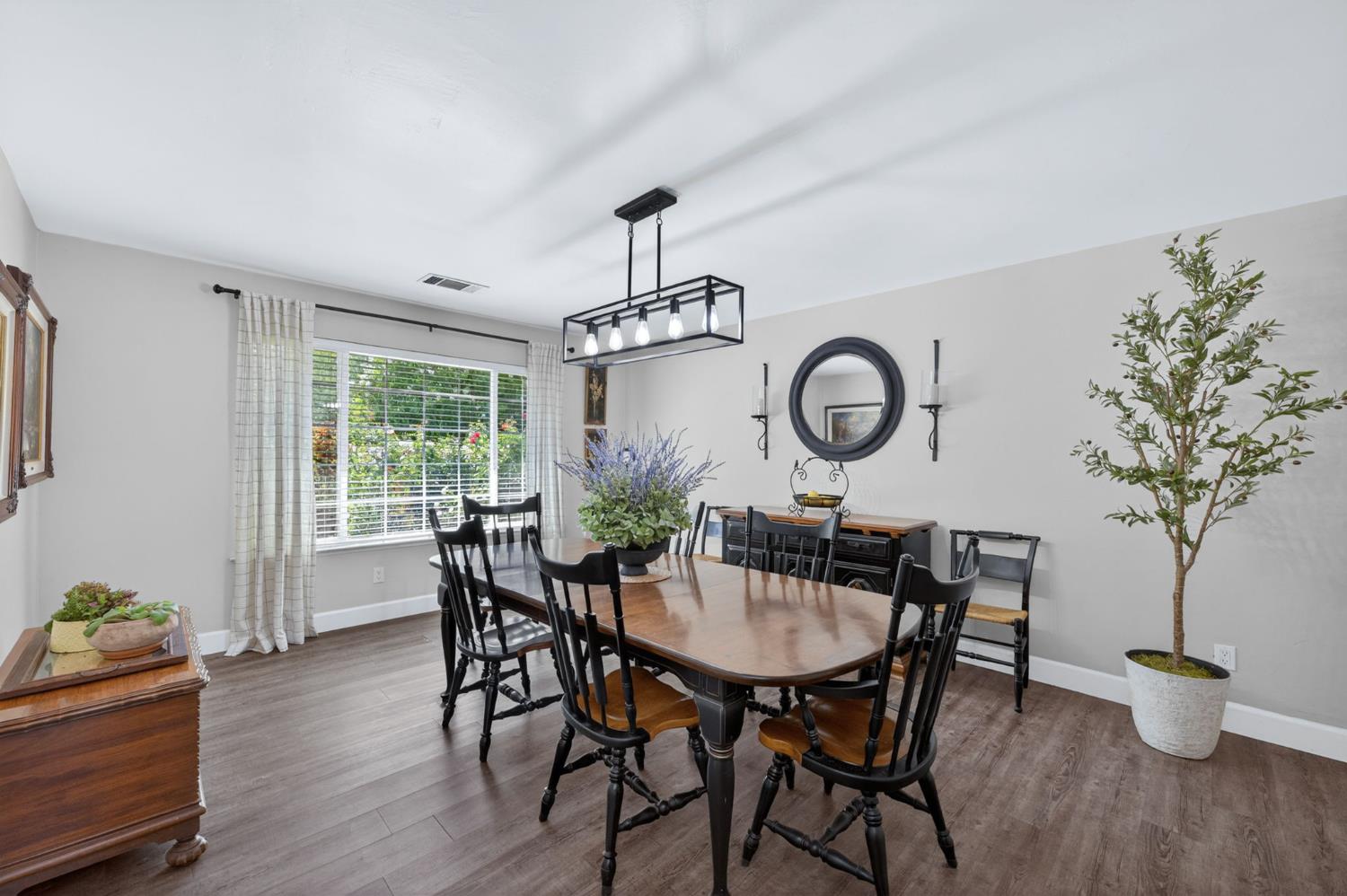 9198 N Fowler Ave, Clovis, CA 93619
