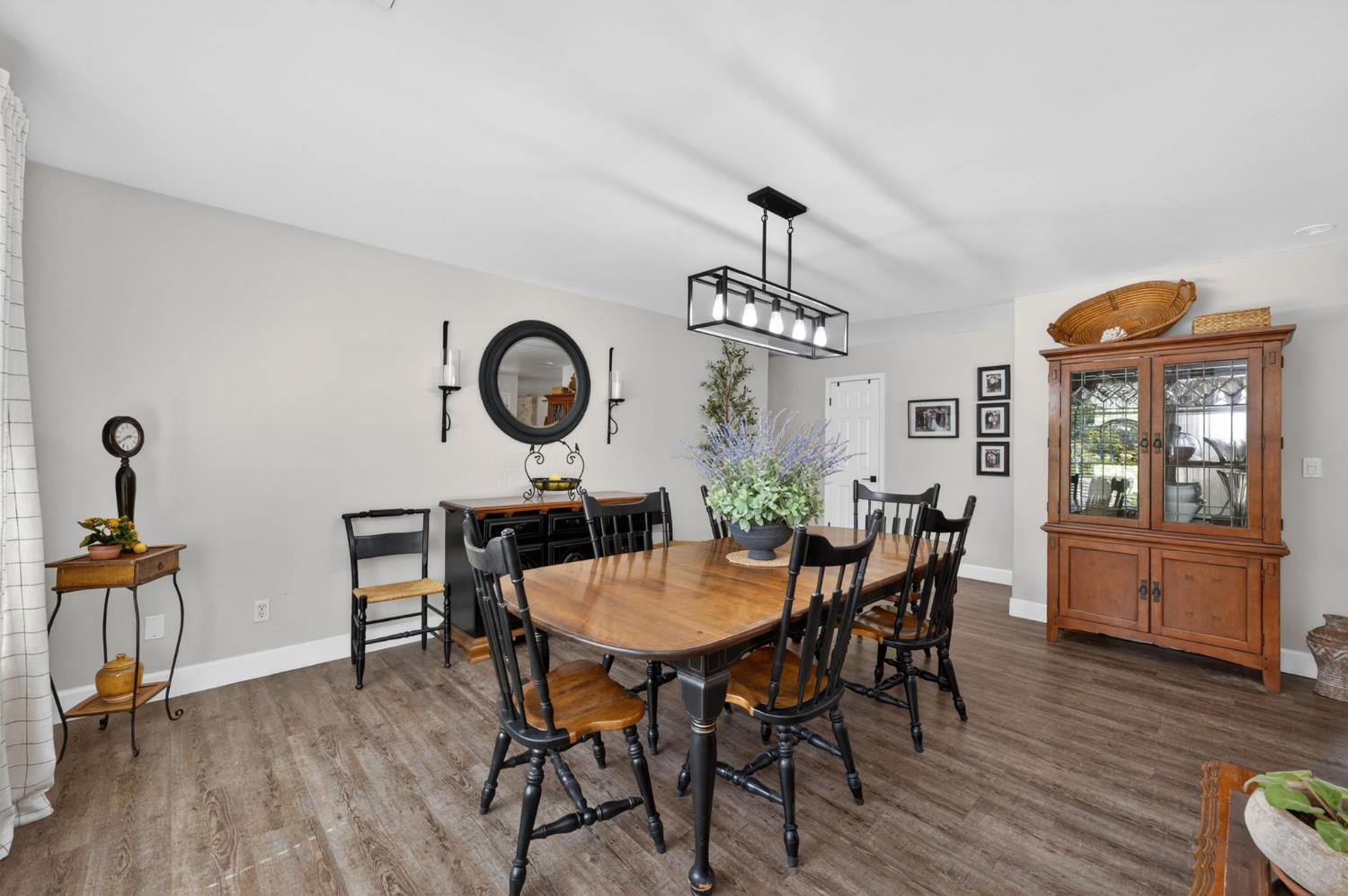 9198 N Fowler Ave, Clovis, CA 93619