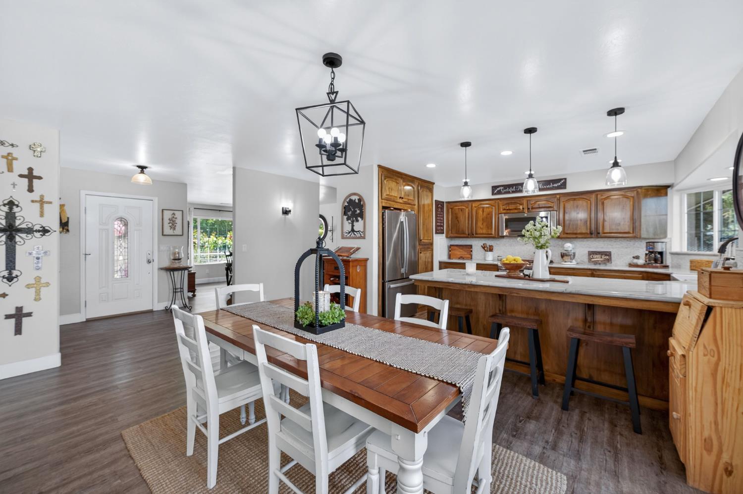 9198 N Fowler Ave, Clovis, CA 93619