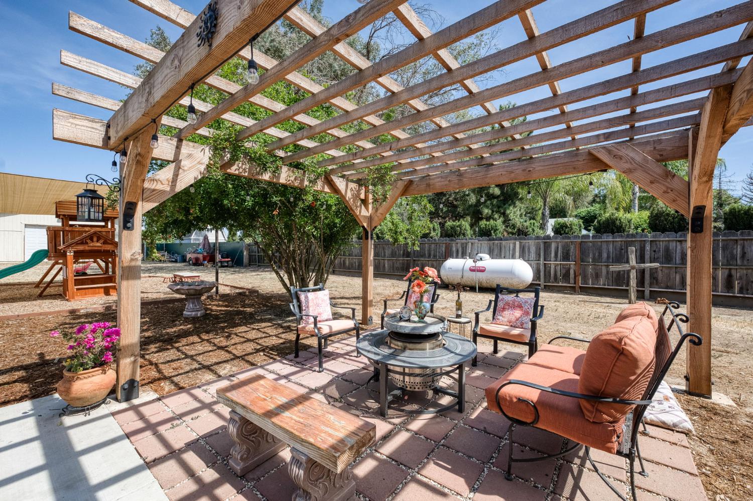 9198 N Fowler Ave, Clovis, CA 93619