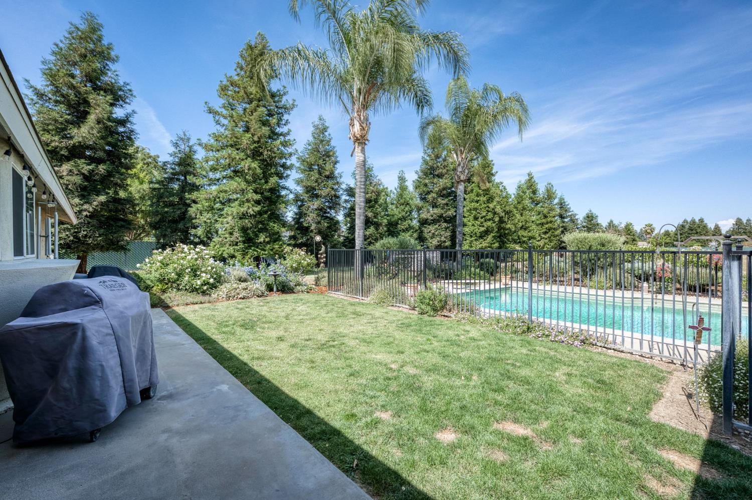9198 N Fowler Ave, Clovis, CA 93619