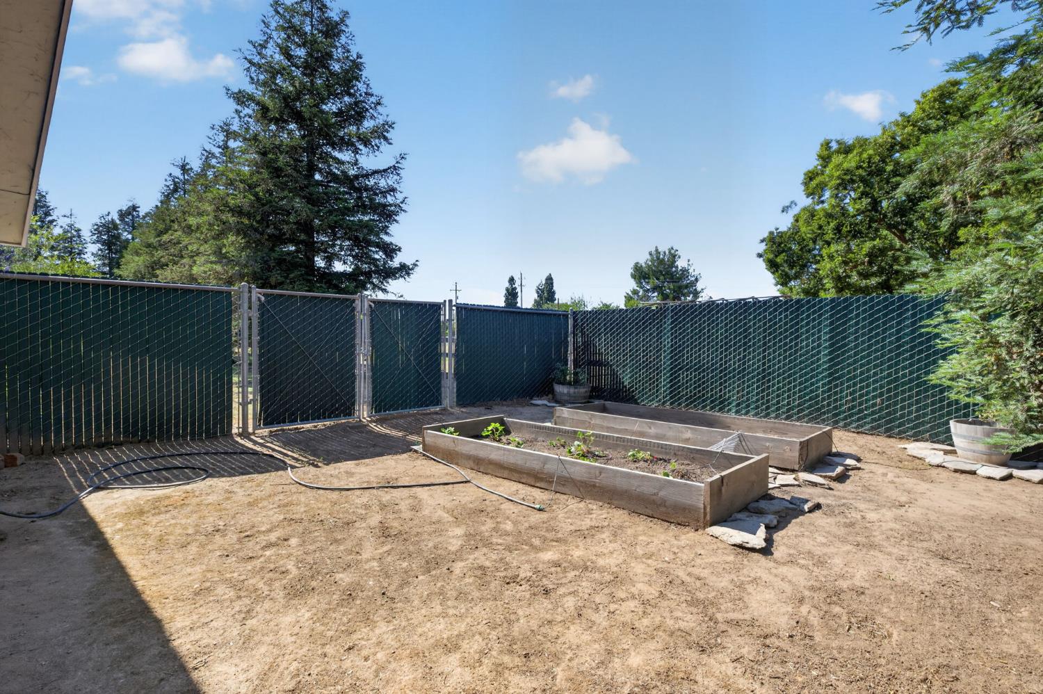 9198 N Fowler Ave, Clovis, CA 93619